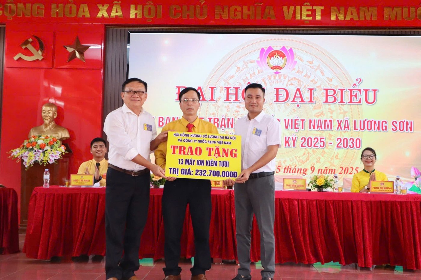 Trao tặng 13 máy ion kiềm