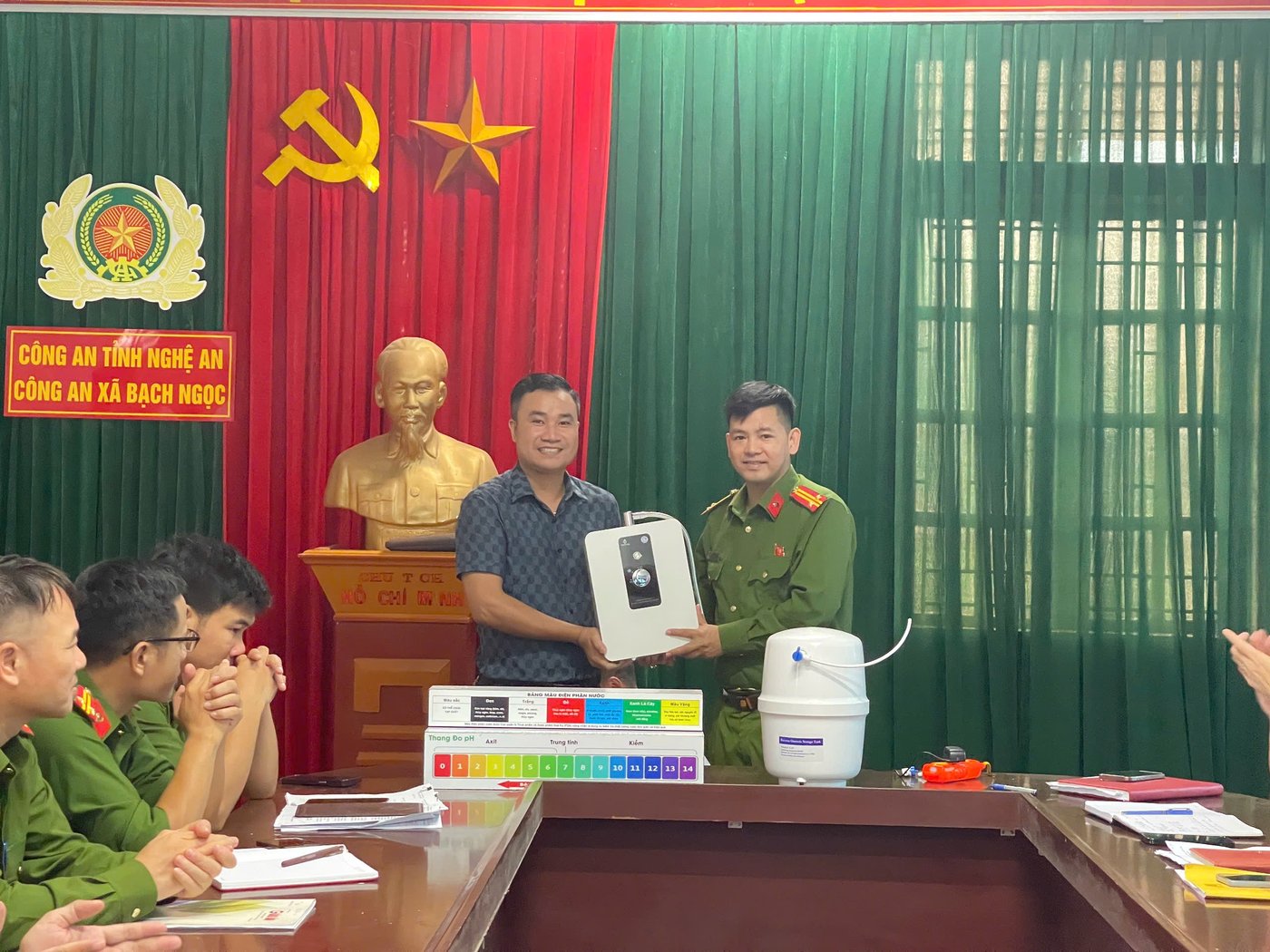 Trao máy cho Công an xã Bạch Ngọc