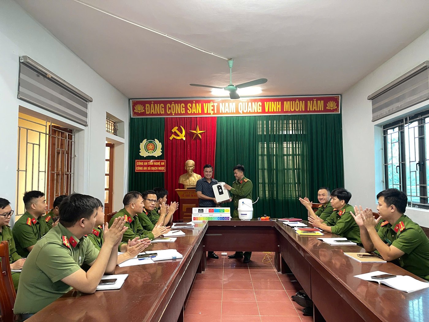 Trao máy cho Công an xã